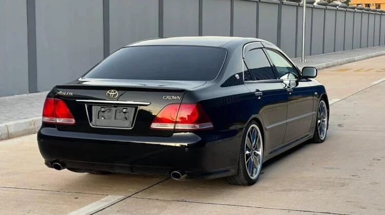 Crown Metallic Blck