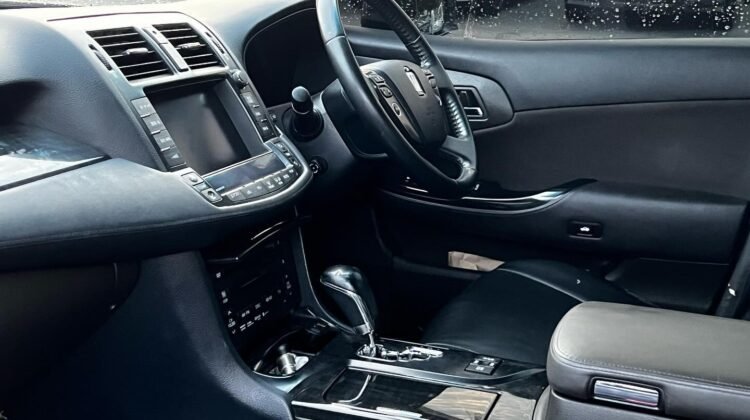 TOYOTA CROWN ATHLETE